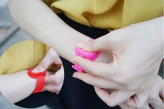 Chine Antiseptique désinfectant extérieur de bracelet de silicone de 2 styles pour le savon portatif D de Sous-emballage d'aseptisant de main de bracelet de mains fournisseur